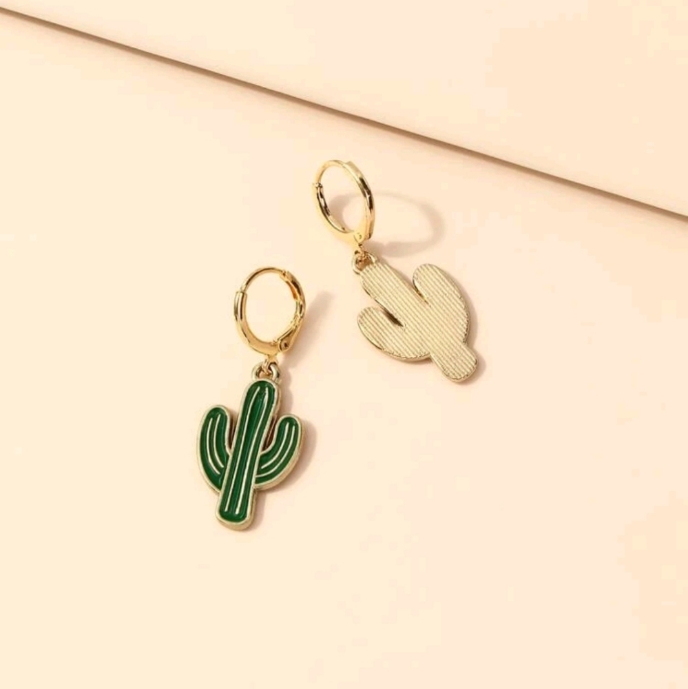 💖 2/$30 Western cactus dainty small earrings - Picture 6 of 11